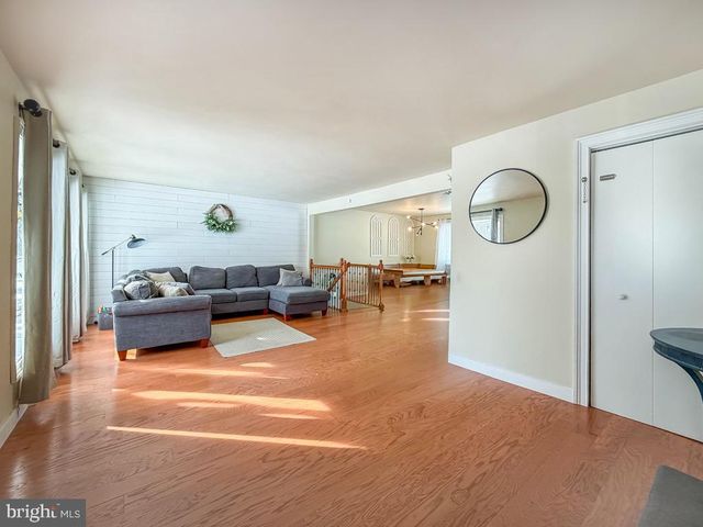 60 CALEDONIA DR, Warminster, PA 18974