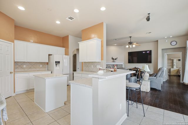 1402 Mesa Crk, San Antonio, TX 78258
