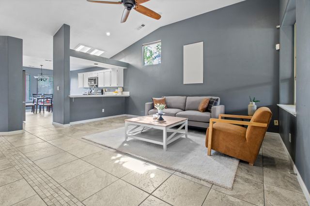 1602 E La Vida Court, Visalia, CA 93292