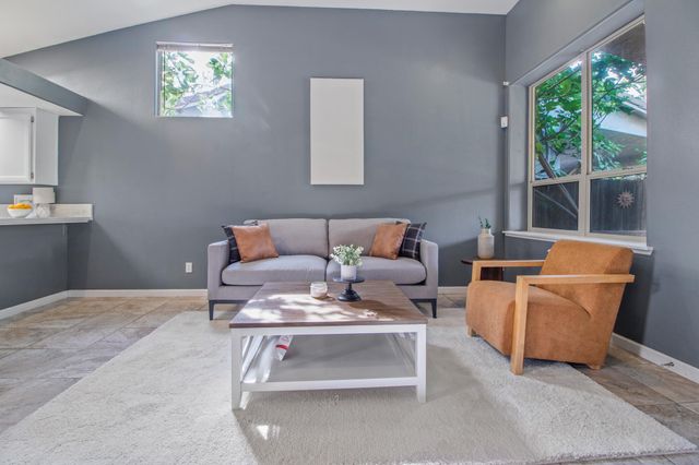 1602 E La Vida Court, Visalia, CA 93292