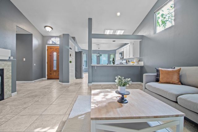 1602 E La Vida Court, Visalia, CA 93292