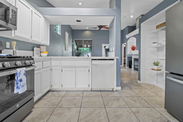 1602 E La Vida Court, Visalia, CA 93292