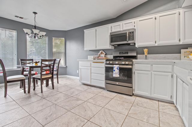 1602 E La Vida Court, Visalia, CA 93292