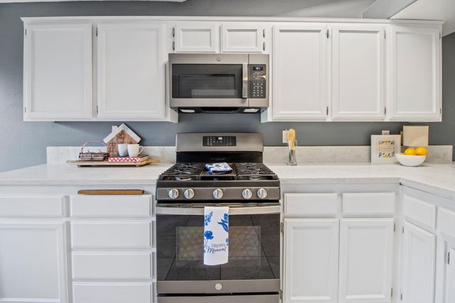 1602 E La Vida Court, Visalia, CA 93292