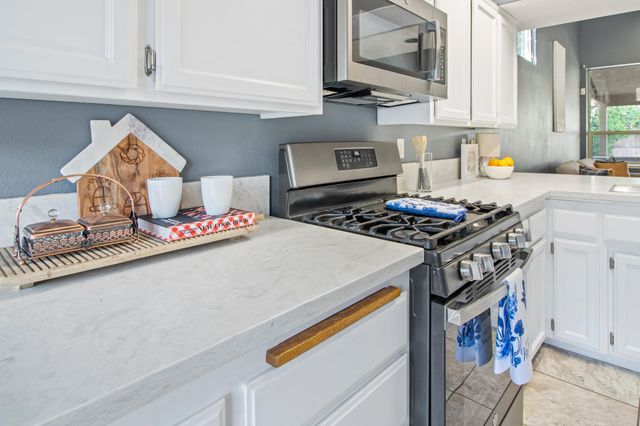 1602 E La Vida Court, Visalia, CA 93292