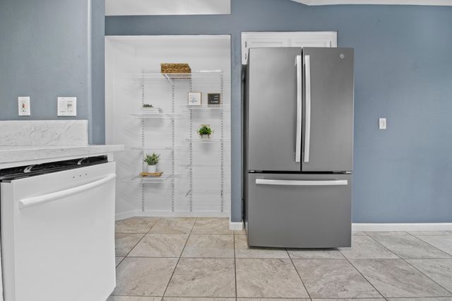 1602 E La Vida Court, Visalia, CA 93292