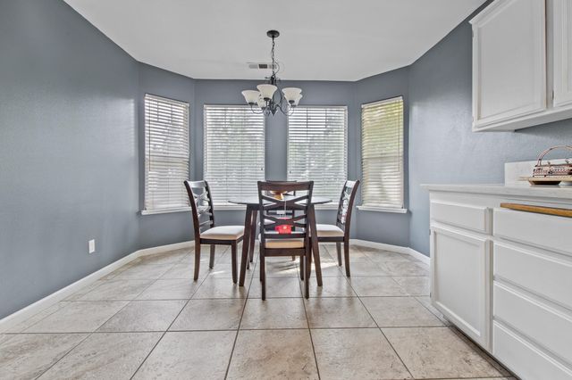 1602 E La Vida Court, Visalia, CA 93292