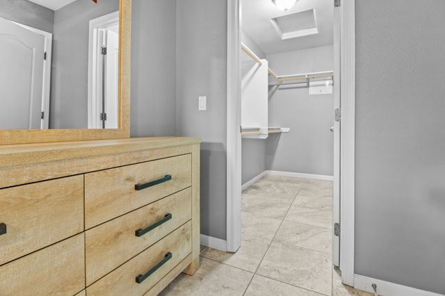 1602 E La Vida Court, Visalia, CA 93292