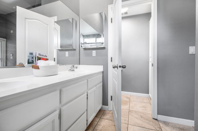 1602 E La Vida Court, Visalia, CA 93292