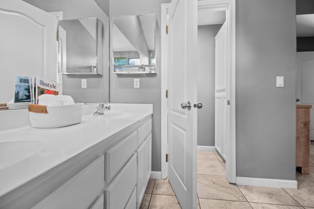 1602 E La Vida Court, Visalia, CA 93292