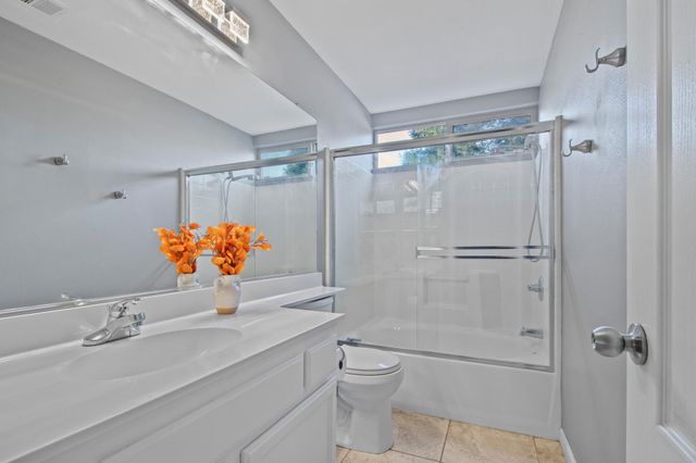 1602 E La Vida Court, Visalia, CA 93292