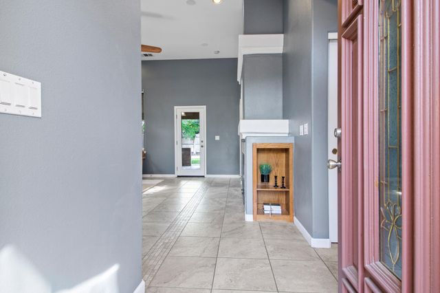 1602 E La Vida Court, Visalia, CA 93292