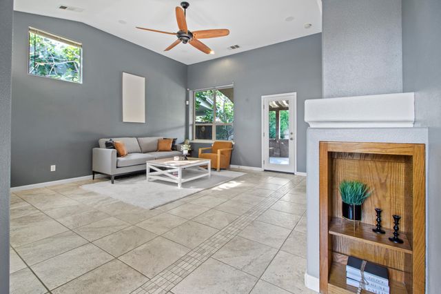 1602 E La Vida Court, Visalia, CA 93292