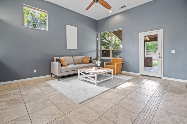 1602 E La Vida Court, Visalia, CA 93292