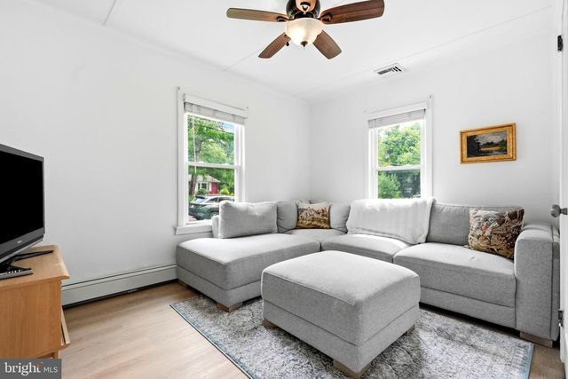 135 LONGSHORE AVE, Yardley, PA 19067