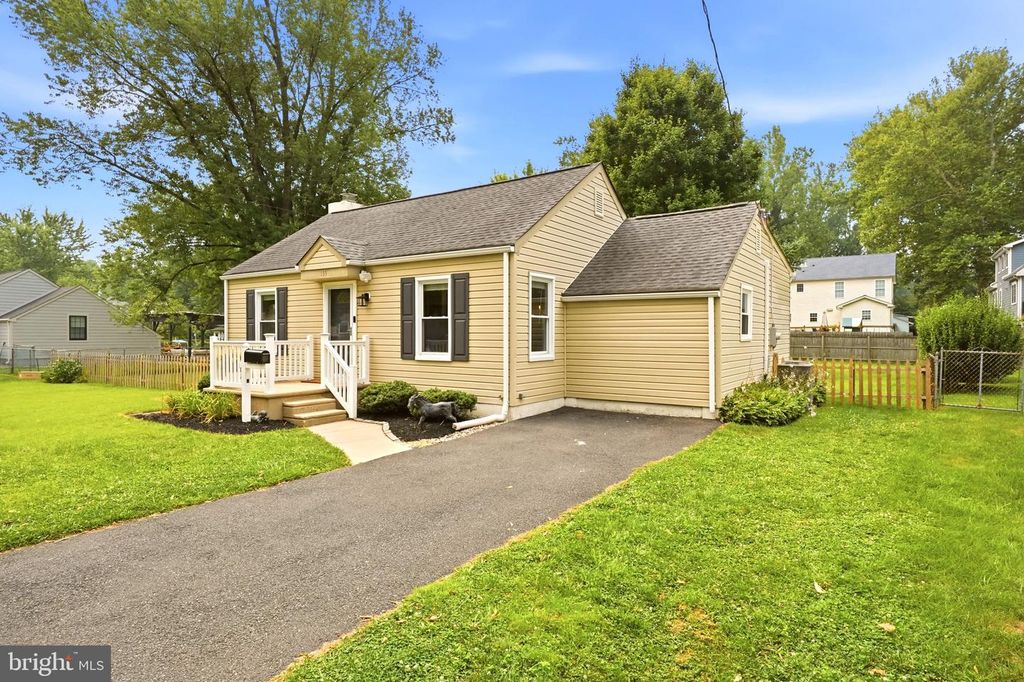135 LONGSHORE AVE, Yardley, PA 19067