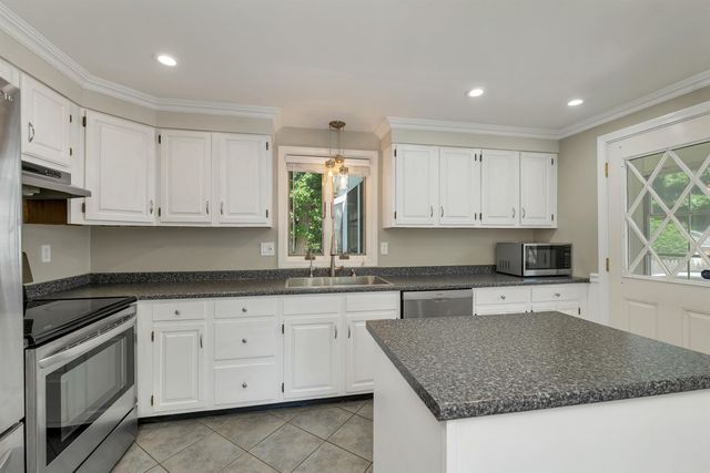 22 Jonathan Lane, Manchester, NH 03104