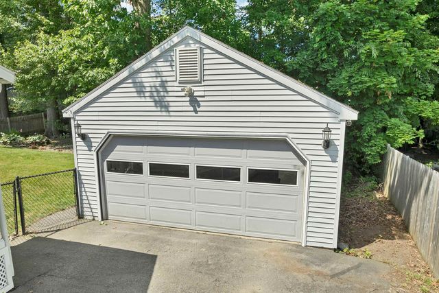 22 Jonathan Lane, Manchester, NH 03104