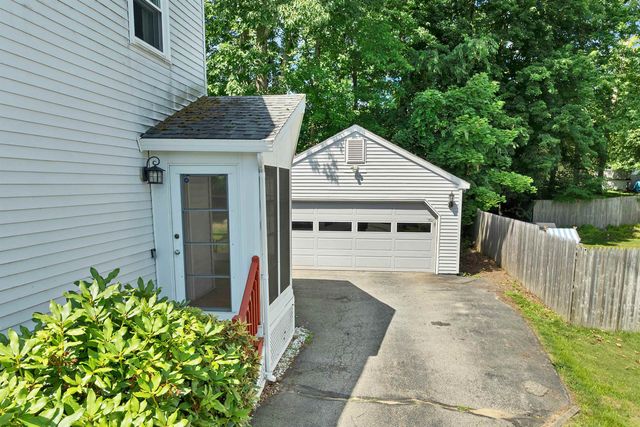 22 Jonathan Lane, Manchester, NH 03104