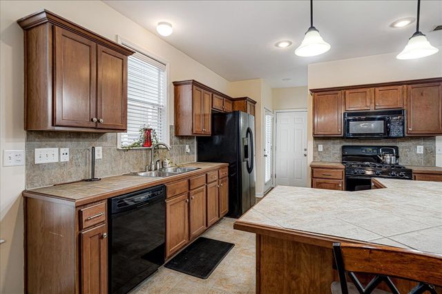 290 ISLAND BLUFF DR, Memphis, TN 38103