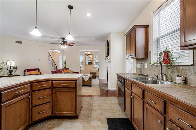 290 ISLAND BLUFF DR, Memphis, TN 38103