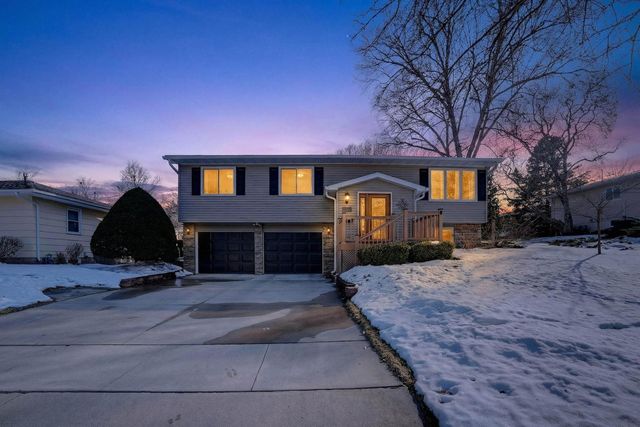 1522 W 5th Street, Cedar Falls, IA 50613