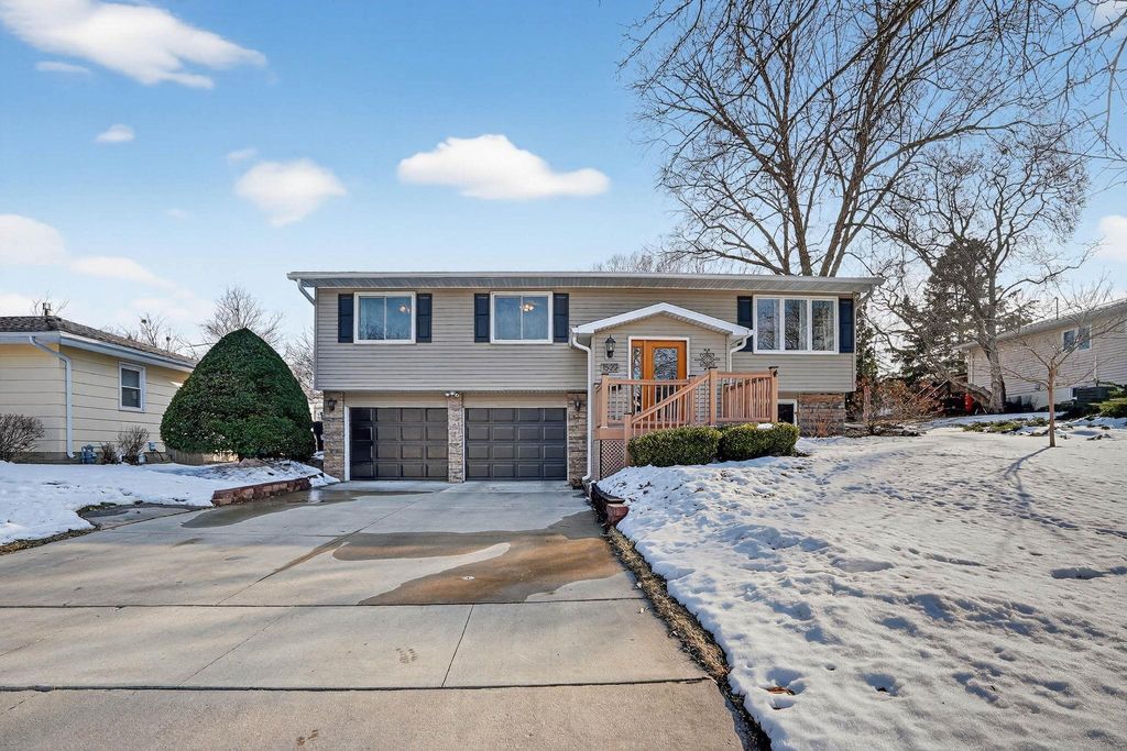 1522 W 5th Street, Cedar Falls, IA 50613