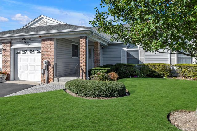 20 Primrose Lane, North Babylon, NY 11703