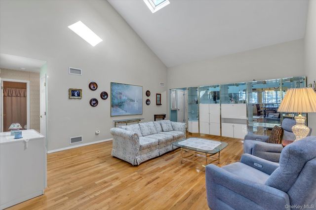 20 Primrose Lane, North Babylon, NY 11703