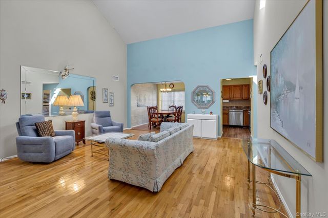 20 Primrose Lane, North Babylon, NY 11703