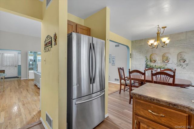 20 Primrose Lane, North Babylon, NY 11703