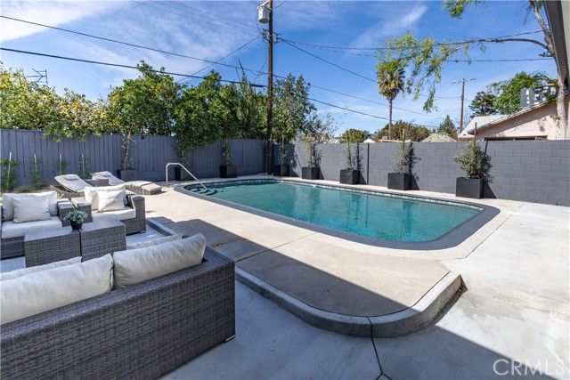 7913 Lasaine, Northridge (los Angeles), CA 91325