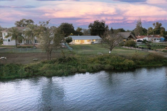 7035 Riverside Drive, Redding, CA 96001