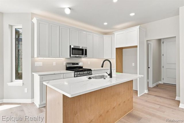 3377 Brookdale Lane 13, Lake Orion, MI 48360