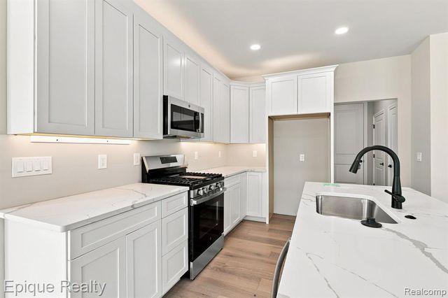 3377 Brookdale Lane 13, Lake Orion, MI 48360