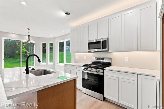 3377 Brookdale Lane 13, Lake Orion, MI 48360