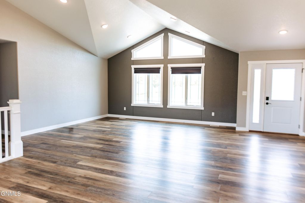 201 11th Avenue NW, Watford City, ND 58854 photo 2