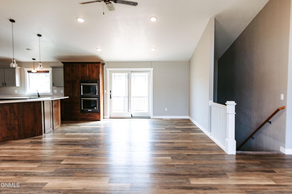 201 11th Avenue NW, Watford City, ND 58854 photo 4