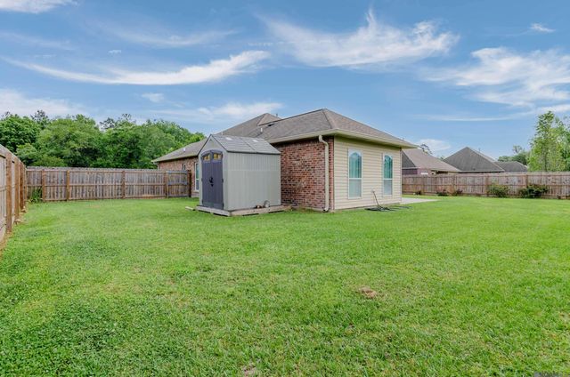 21198 Beau Chateau Blvd, Ponchatoula, LA 70454