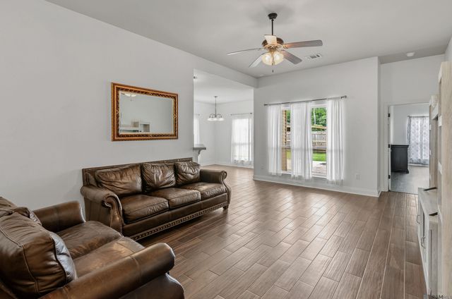 21198 Beau Chateau Blvd, Ponchatoula, LA 70454