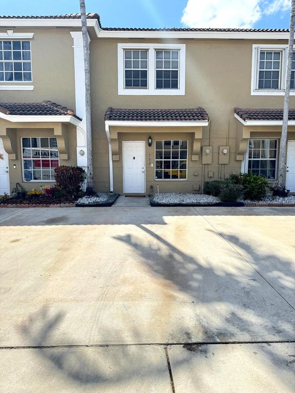 752 SW 122nd Terrace, Pembroke Pines, FL 33025