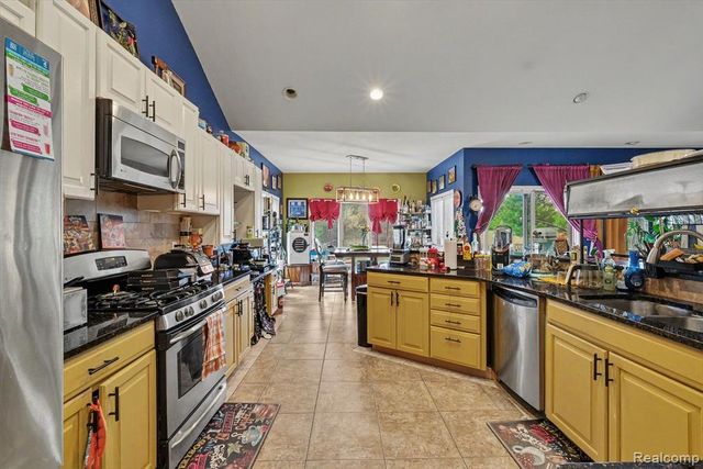4251 E Maple Avenue, Grand Blanc, MI 48439