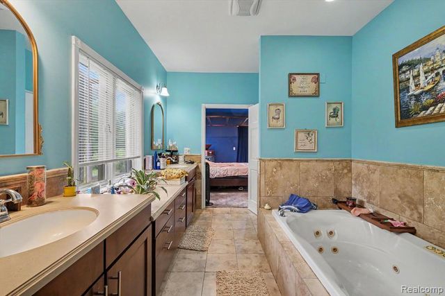 4251 E Maple Avenue, Grand Blanc, MI 48439