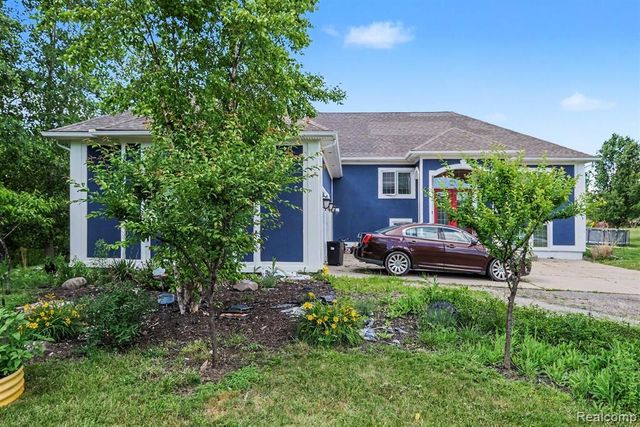 4251 E Maple Avenue, Grand Blanc, MI 48439