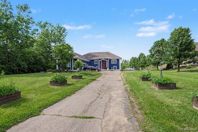 4251 E Maple Avenue, Grand Blanc, MI 48439