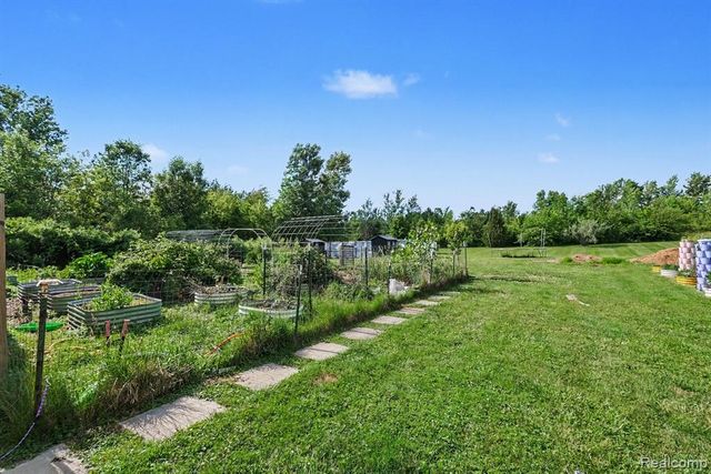 4251 E Maple Avenue, Grand Blanc, MI 48439