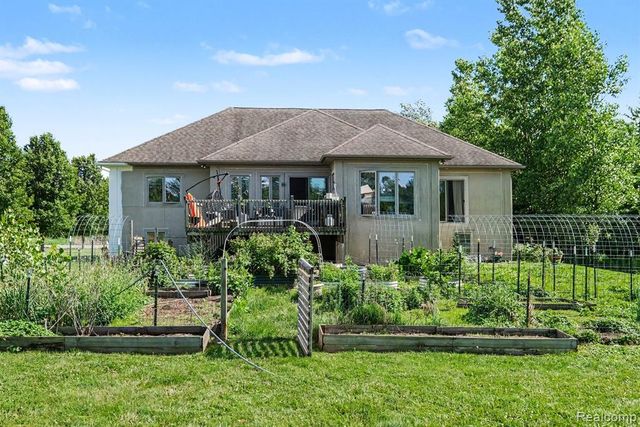 4251 E Maple Avenue, Grand Blanc, MI 48439