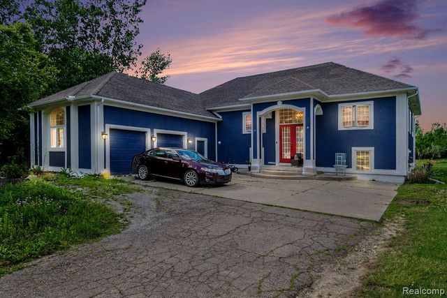 4251 E Maple Avenue, Grand Blanc, MI 48439