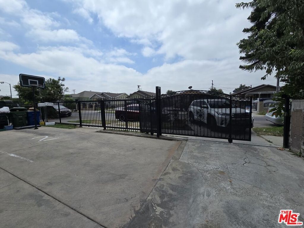 Image 9 of property listing at 223 E 74th Street, Los Angeles, CA 90003
