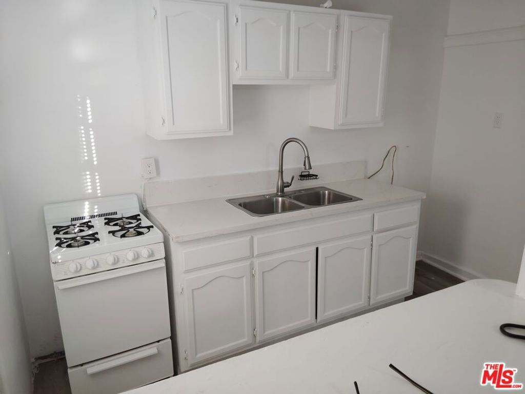Image 4 of property listing at 223 E 74th Street, Los Angeles, CA 90003